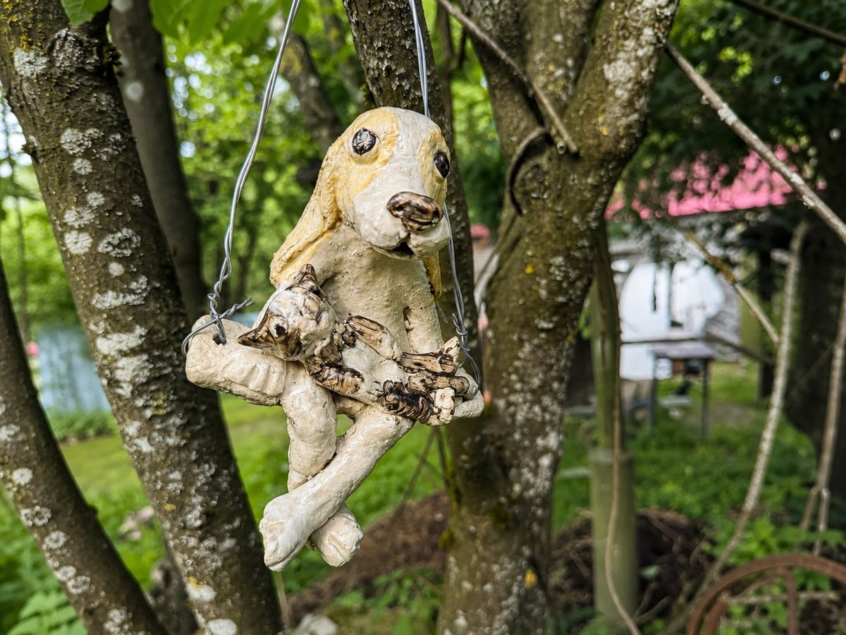 Riippuva keramiikkaveistos puussa
