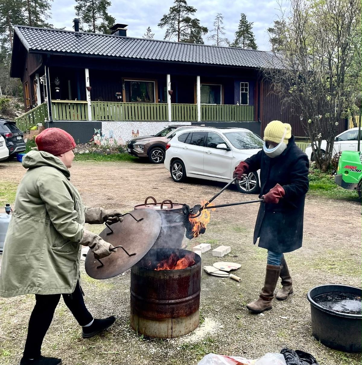 Rakupolttoa Kanipakassa — liekit ja savu