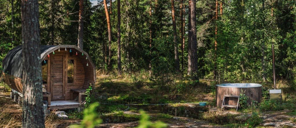 Tynnyrisauna ja palju männikössä