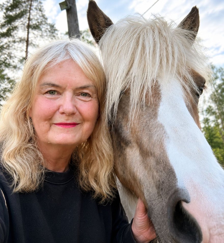 Terhi Mickelsson poskekkain islanninhevosensa kanssa