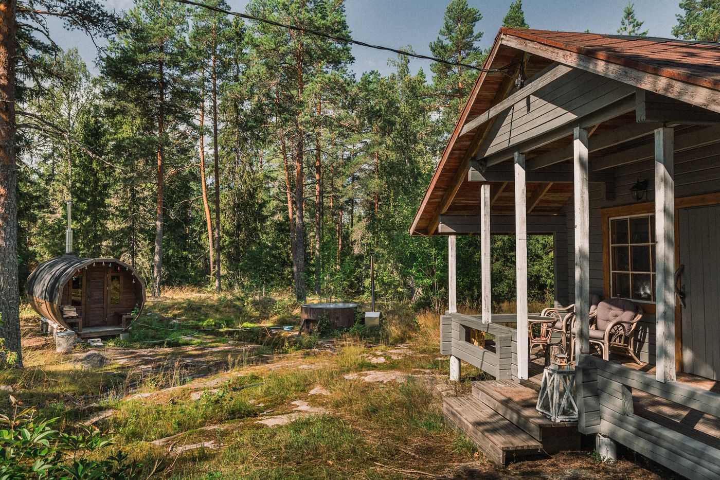 Kanipakan pieni mökki luonnon keskellä
